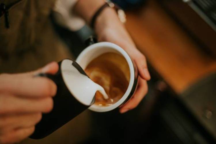barista pouring drink