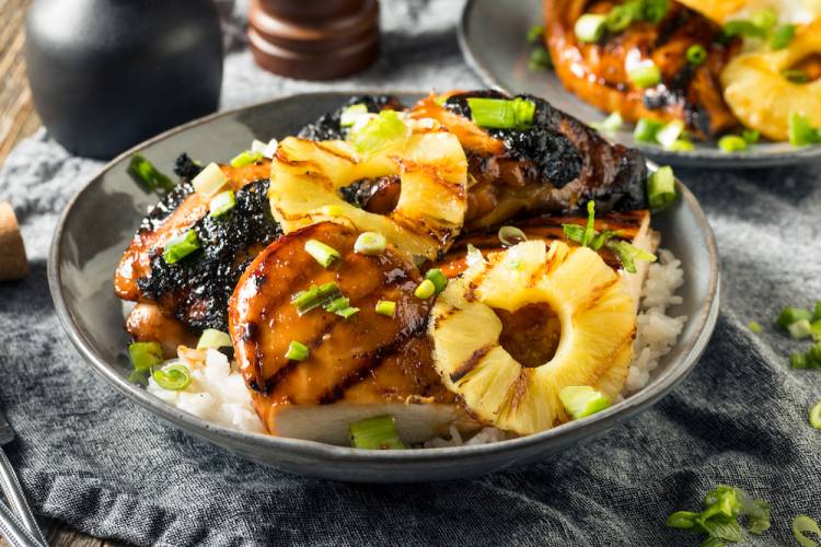 grilled chicken with pineapple rounds on rice