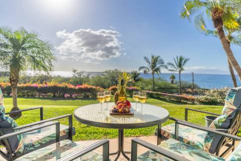 maui kamaole 106 outdoor table with chairs and food maui kamaole 106 outdoor table with chairs and food